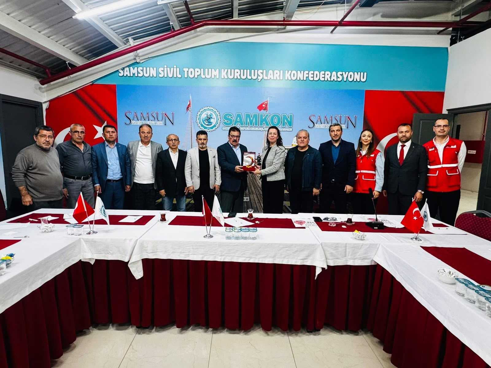 SAMKON Genel Başkanımıza T&uuml;rk Kızılay 